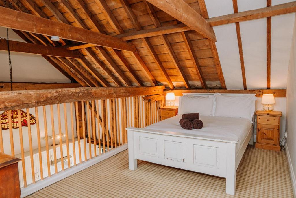 Creeksea Place Barns *